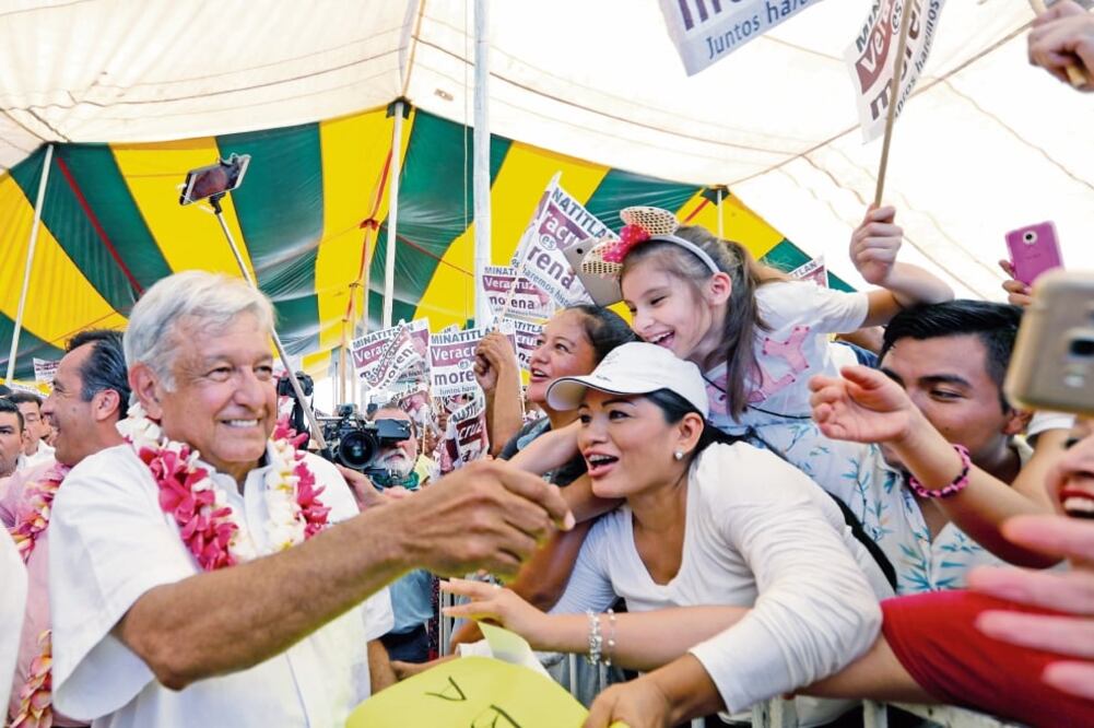 El candidato de Morena a la Presidencia acudió al municipio de Minatitlán, Veracruz, donde presidió un mitin ante decenas de asistentes. Estuvo acompañado por Cuitláhuac García y su esposa Beatriz Gutiérrez. Foto: VALENTE ROSAS. EL UNIVERSAL