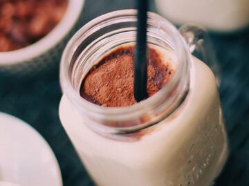 Tomar este batido por las noches ayuda a la salud del hígado