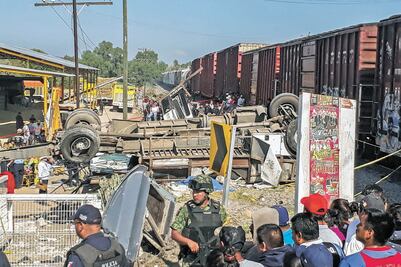 Tren embiste camión en Querétaro; van 9 muertos