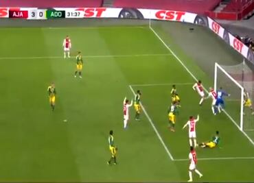 Edson Álvarez anota en la goleada del Ajax