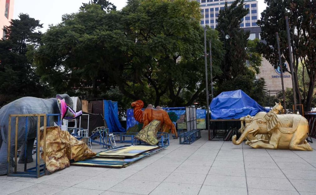 Los elefantes, camellos y caballos descansan antes de ser colocados en los escenarios que estarán en la explanada del Monumento. 
Foto: Hugo Salvador.