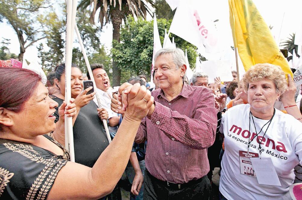 López Obrador se comprometió a concretar 10 puntos, como entregar mil 100 pesos al mes a los adultos mayores (Especial)