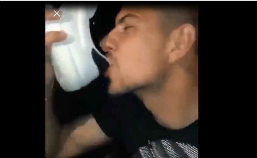 Delantero de Chivas se fue de fiesta. Foto: IG