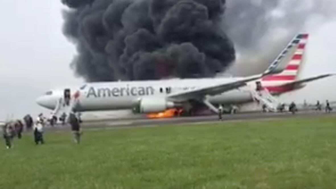 Incendio en el vuelo 383 de American Airlines. Foto: EFE