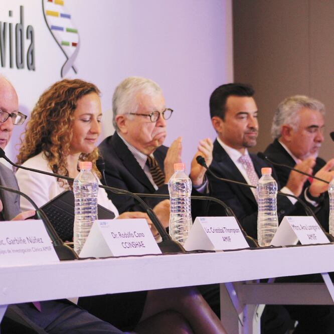 Miembros de la Asociación Mexicana de Industrias de Investigación Farmacéutica encabezaron un panel en el cual señalaron que deben trabajar con el gobierno federal para mejorar la realización de estudios clínicos. CORTESÍA