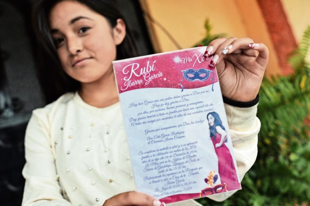 Rubí muestra la invitación para su fiesta de XV años, la cual se volvió viral tras la aparición de un video en redes sociales, por lo que hay mucha expectativa sobre cuántas personas podrían asistir al evento. (DIEGO SIMÓN SÁNCHEZ. CUARTOSCURO)