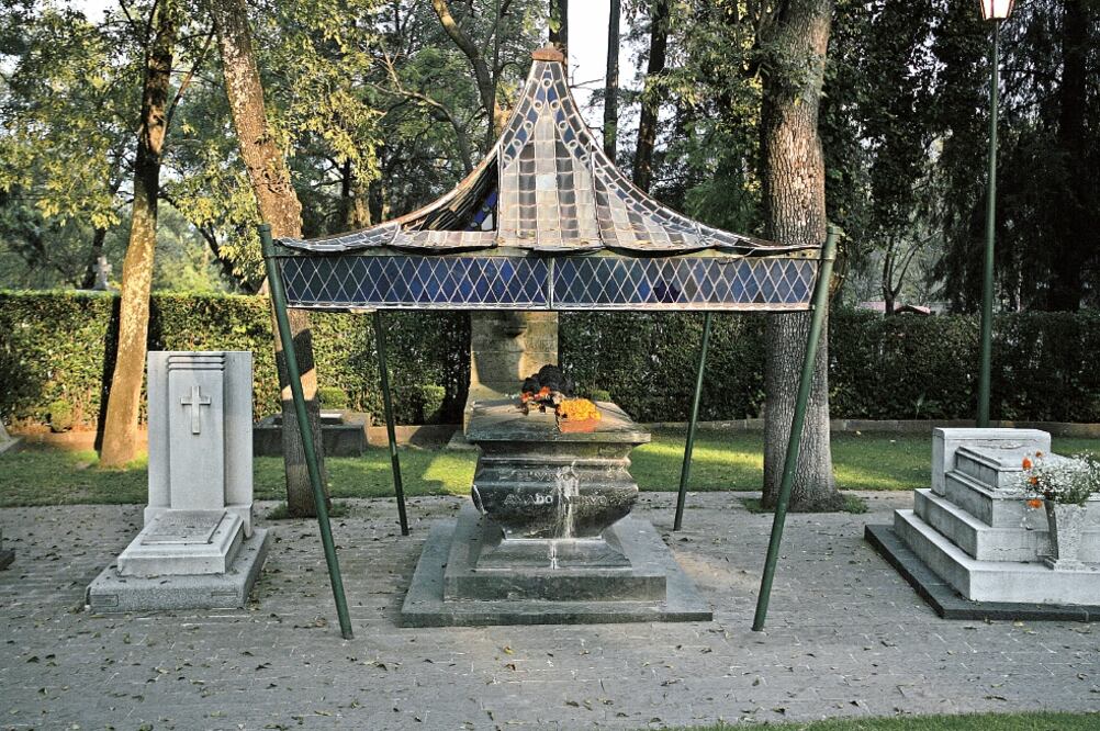 El vitral que cubre la tumba de Amado Nervo luce roto y descolorido; al monumento funerario le faltan letras (ALEJANDRO ACOSTA Y ARCHIVO. EL UNIVERSAL)