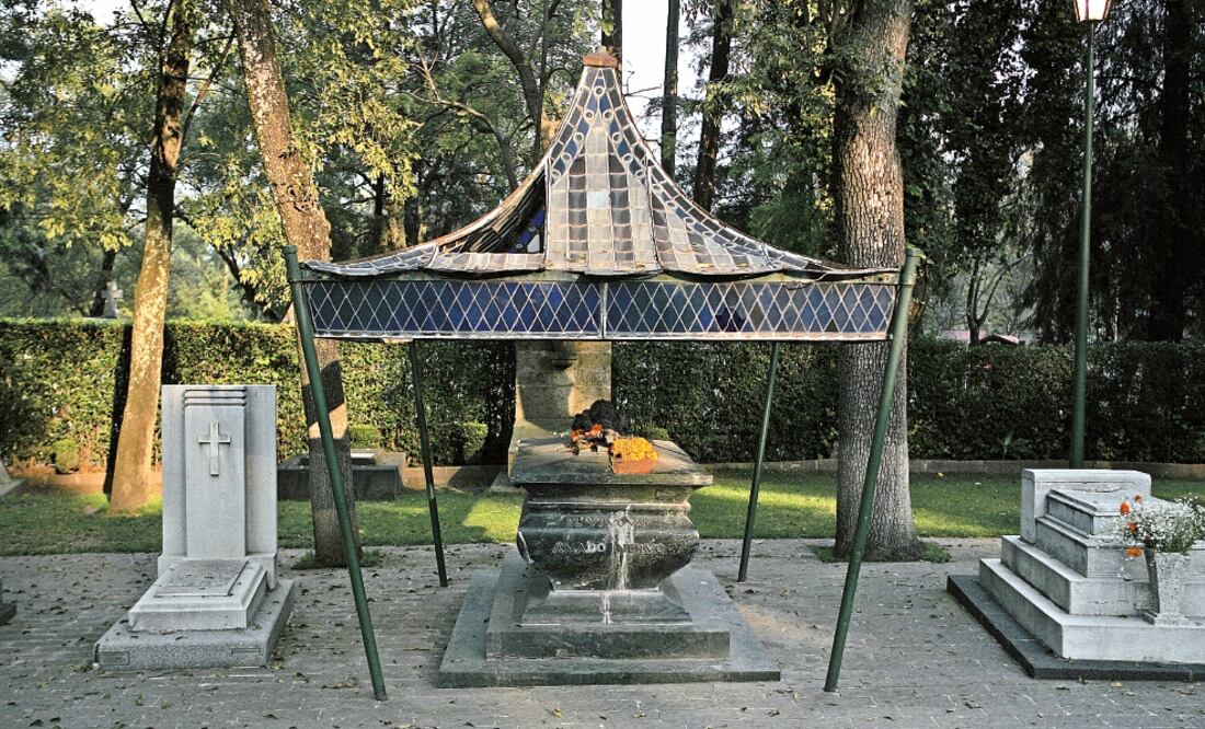 El vitral que cubre la tumba de Amado Nervo luce roto y descolorido; al monumento funerario le faltan letras (ALEJANDRO ACOSTA Y ARCHIVO. EL UNIVERSAL)