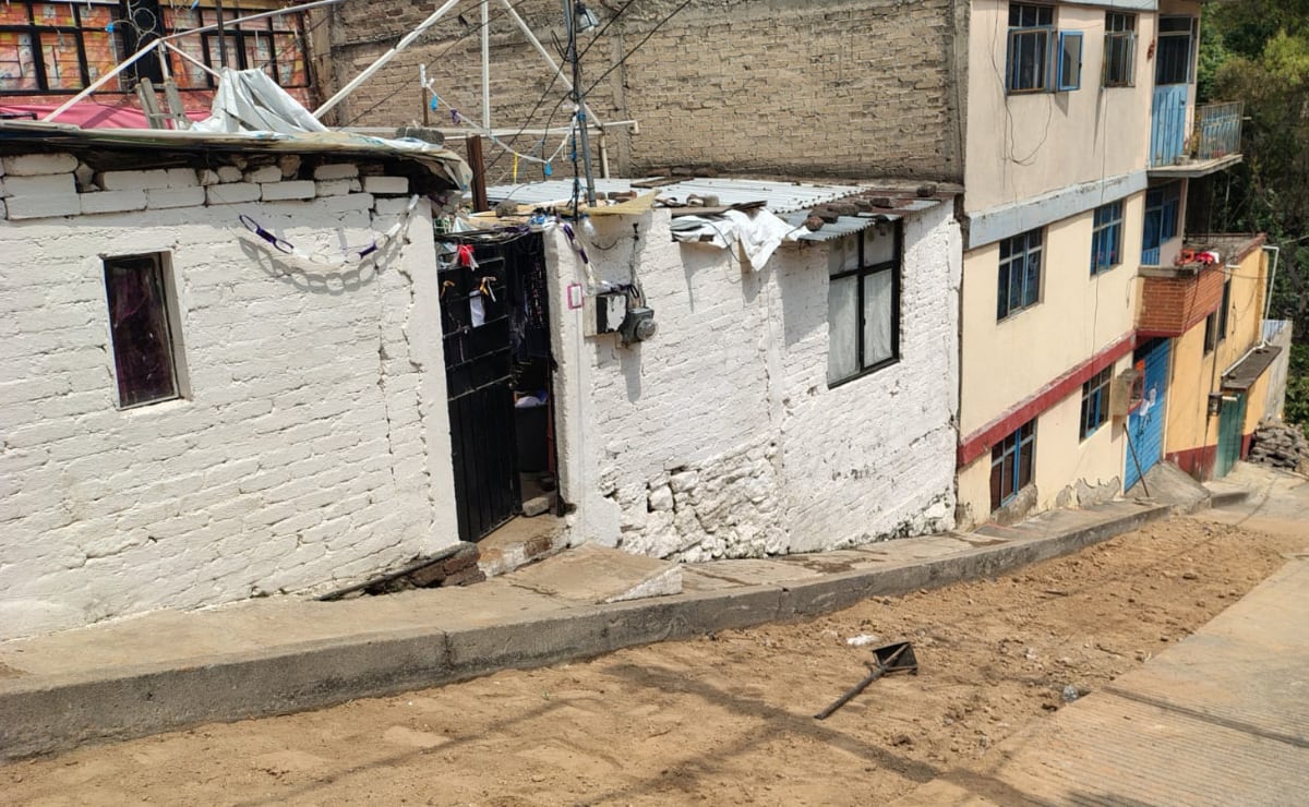 Hay 12 viviendas con diversas afectaciones y una con daño estructural, tras el derrame de agua registrado en la colonia Torres de Potrero, de acuerdo con el alcalde de Álvaro Obregón, Javier López Casarín.