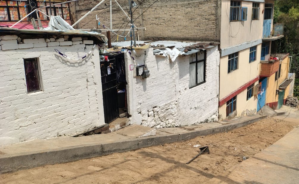 En la calle Prolongación de Mercadela, en la alcaldía Álvaro Obregón, frente a la casa blanca, se generó un socavón. | Foto: Arantxa Meave