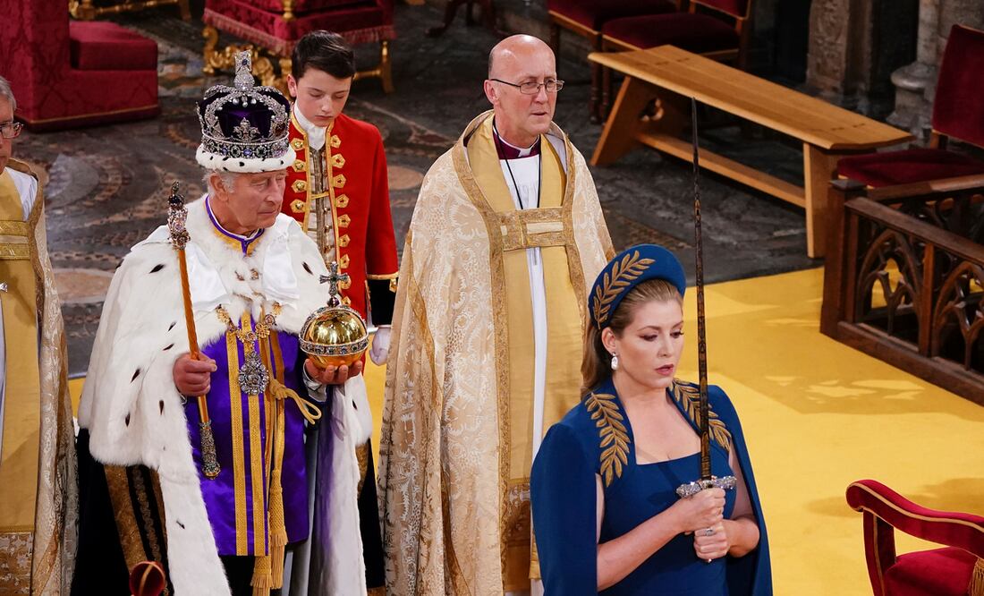 La Lord Presidenta del Consejo, Penny Mordaunt, sostiene la Espada del Estado caminando delante del Rey Carlos III durante su ceremonia de coronación en la Abadía de Westminster, Londres. Foto: AP