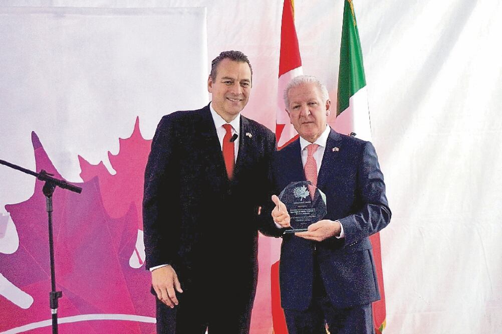 El embajador de Canadá, Pierre Alarie (izq.), dijo que ve un futuro comercial favorable. El diplomático entregó reconocimientos a la Conafor (TOMADA DE TWITTER)