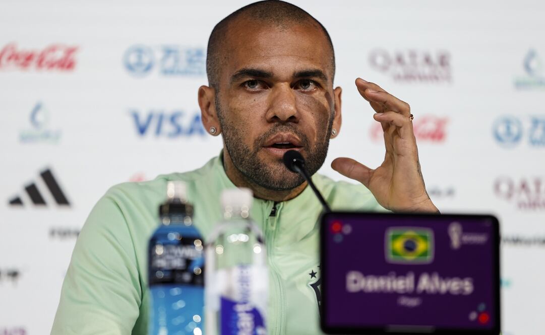 Alves atendiendo a los medios de comunicación / Foto: EFE