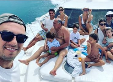 Checo nada con delfines durante sus vacaciones en México