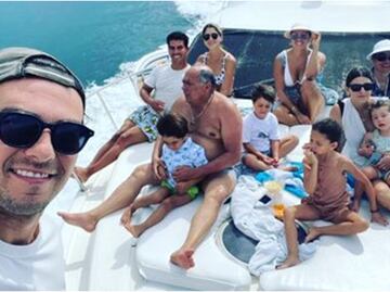 Checo nada con delfines durante sus vacaciones en México