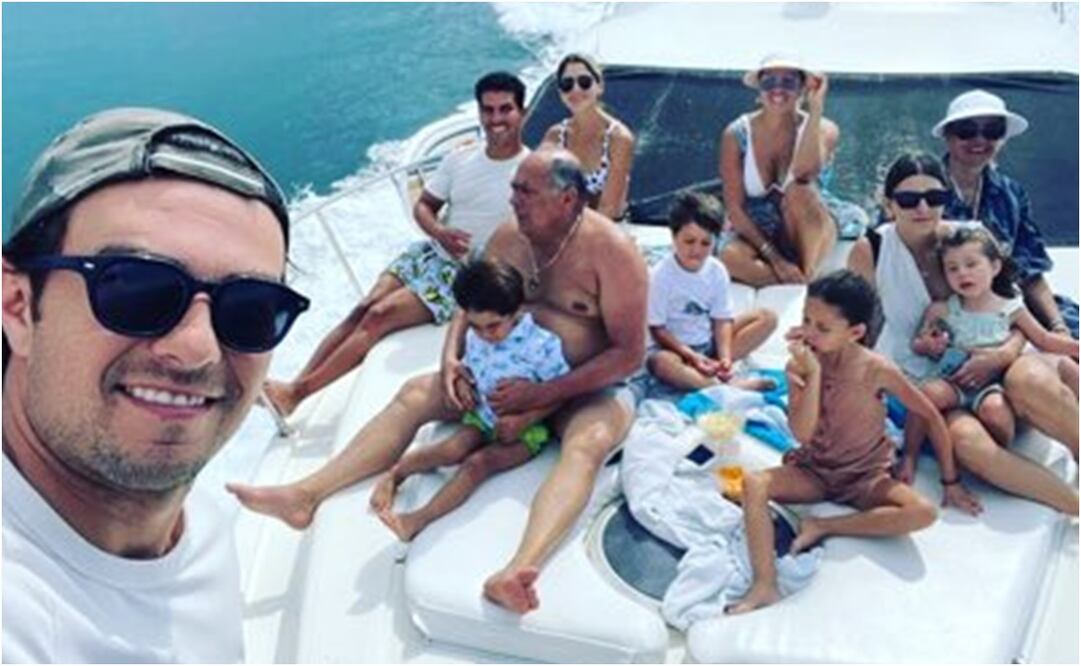 VIDEO: Checo Pérez nada con delfines durante sus vacaciones en México