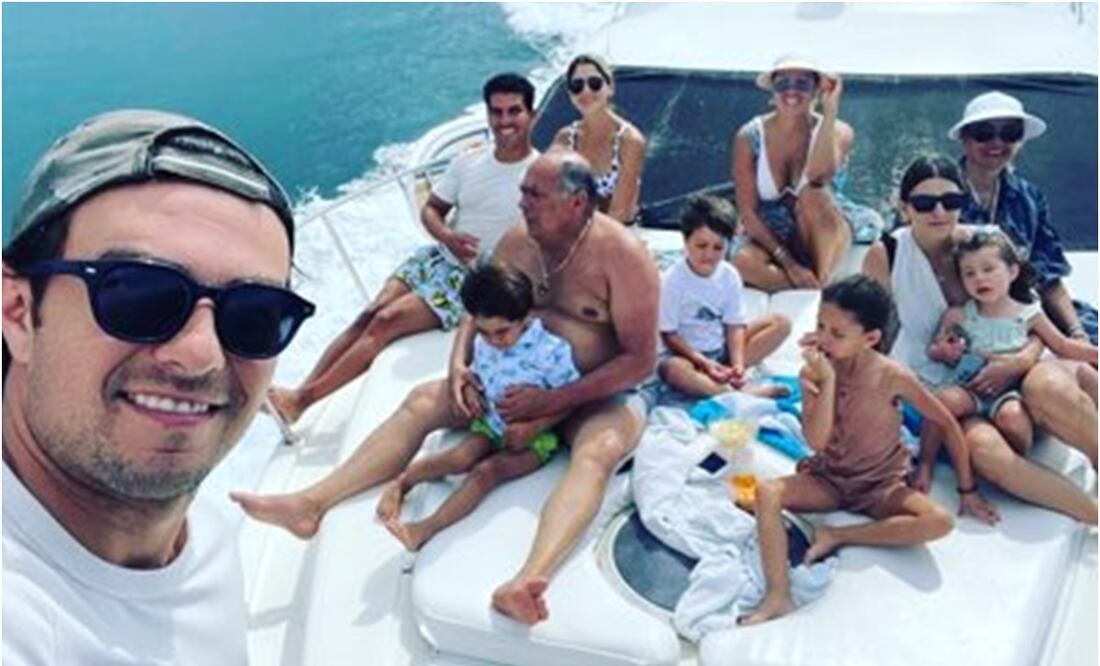 VIDEO: Checo Pérez nada con delfines durante sus vacaciones en México