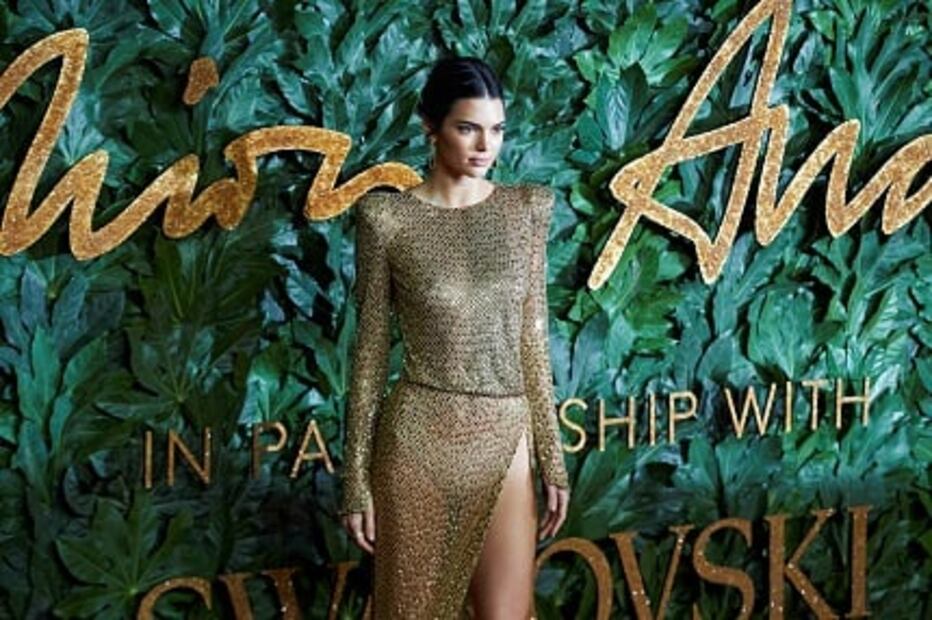 Kendall Jenner deja ver sus panties en los British Fashion Awards