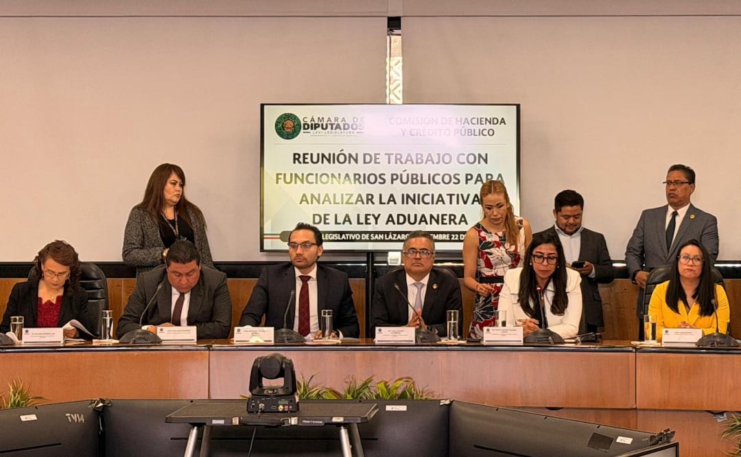 Héctor Alonso Romero Gutiérrez (segundo de izquierda a derecha), titular de la Agencia Nacional de Aduanas de México (ANAM) (22/09/2026). Foto: Especial