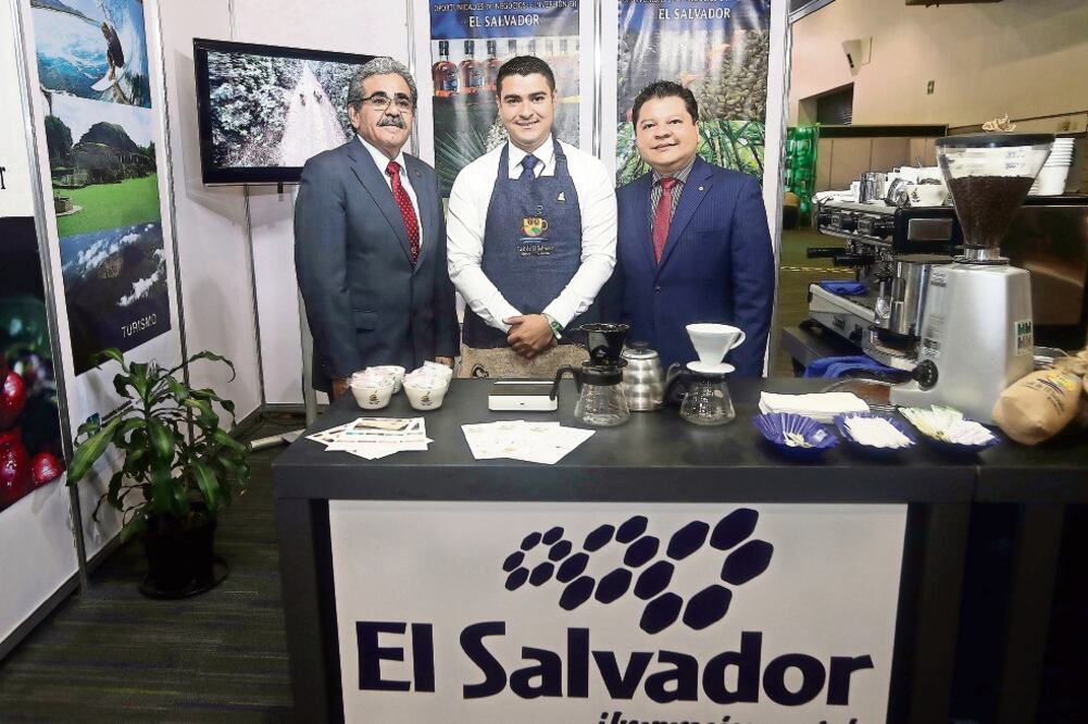 Alfredo Pineda, embajador de El Salvador en México; Manuel Vindel, encargado del stand de ese país, y Mauricio Peñate, consejero de dicho consulado (JUAN CARLOS REYES. EL UNIVERSAL)