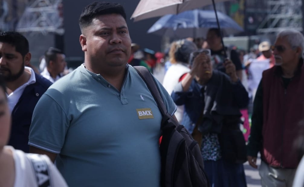 Calcomanía color mostaza con las letras "BMX" y pulseras moradas, distintivos de algunos asistentes al Zócalo de la Ciudad de México (CDMX) al área delantera. Foto: Fernanda Rojas / EL UNIVERSAL