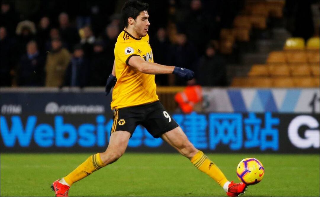 El mexicano Raúl Jiménez. celebrando su primer doblete en la Premier League. FOTO/REUTERS