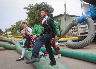 Inician las clases escolares en Chalco, entre mangueras y polvo