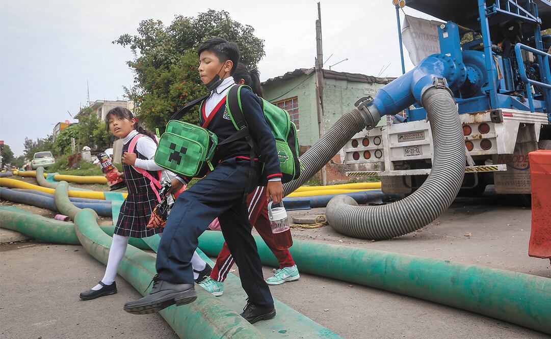 Tras más de un mes de emergencia por inundaciones, 22 escuelas de nivel básico comenzaron ayer el ciclo escolar; algunos alumnos llegaron sin uniforme o sin útiles, ya que sus viviendas resultaron afectadas. Foto: Luis Camacho | El Universal