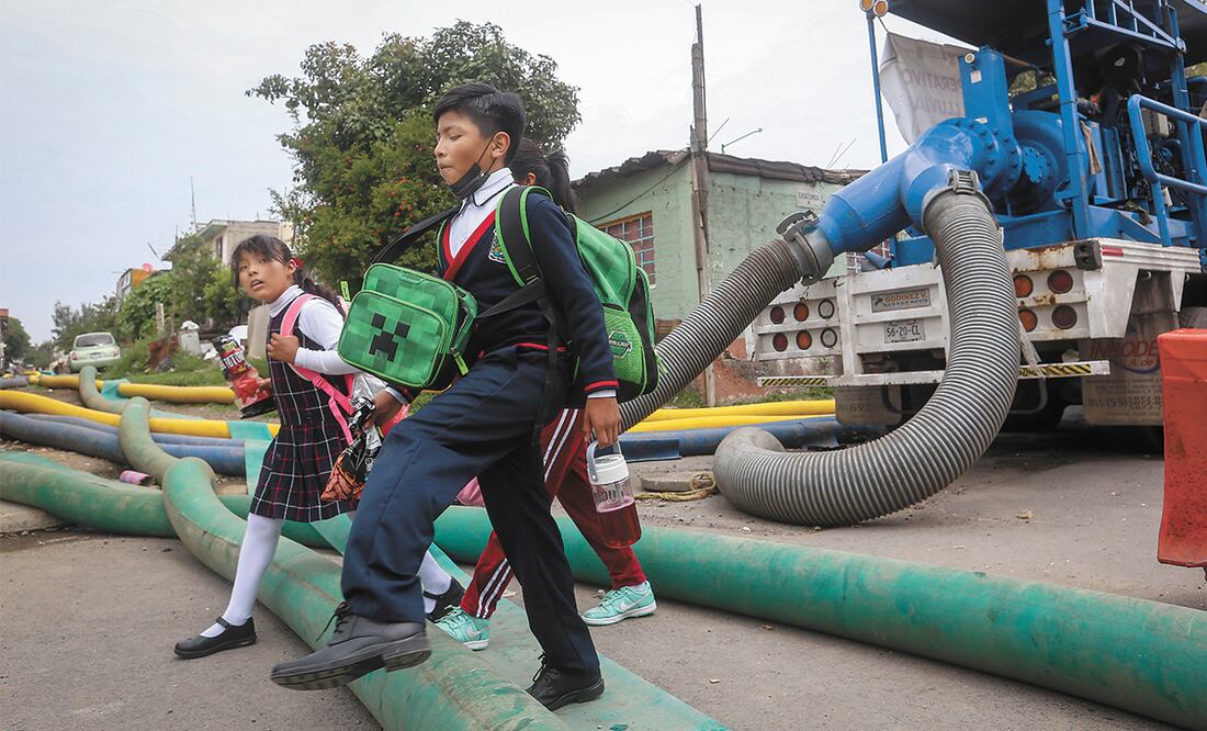 Tras más de un mes de emergencia por inundaciones, 22 escuelas de nivel básico comenzaron ayer el ciclo escolar; algunos alumnos llegaron sin uniforme o sin útiles, ya que sus viviendas resultaron afectadas. Foto: Luis Camacho | El Universal