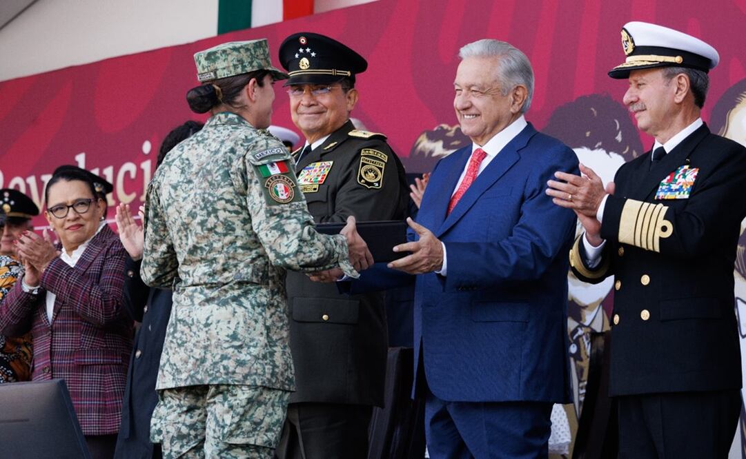 López Obrador destacó el origen popular, tanto de la Sedena como de la Semar. Foto: Presidencia
