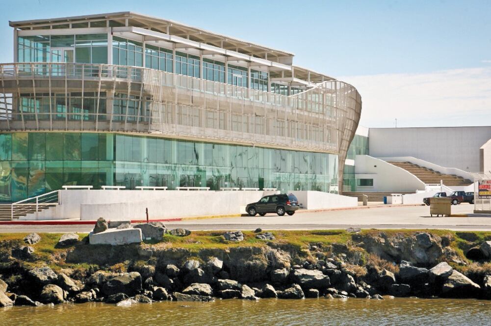 El edificio blanco, de más de 6 mil metros cuadrados, tiene grandes ventanales de vidrio y permanece desolado sobre el malecón del puerto localizado en Baja California (ROBERTO ARMOCIDA. EL UNIVERSAL)