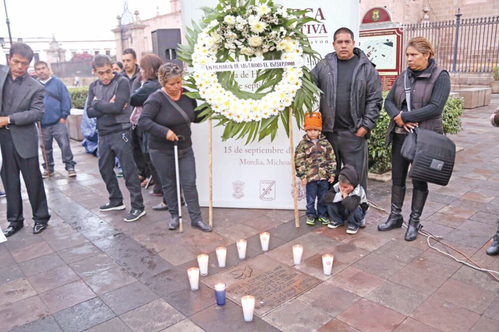 Las víctimas regresaron a la plaza Melchor Ocampo para colocar una ofrenda en conmemoración de las personas fallecidas (RAÚL TINOCO. EL UNIVERSAL)