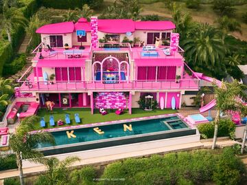 Hospédate una noche en la casa rosa de Barbie