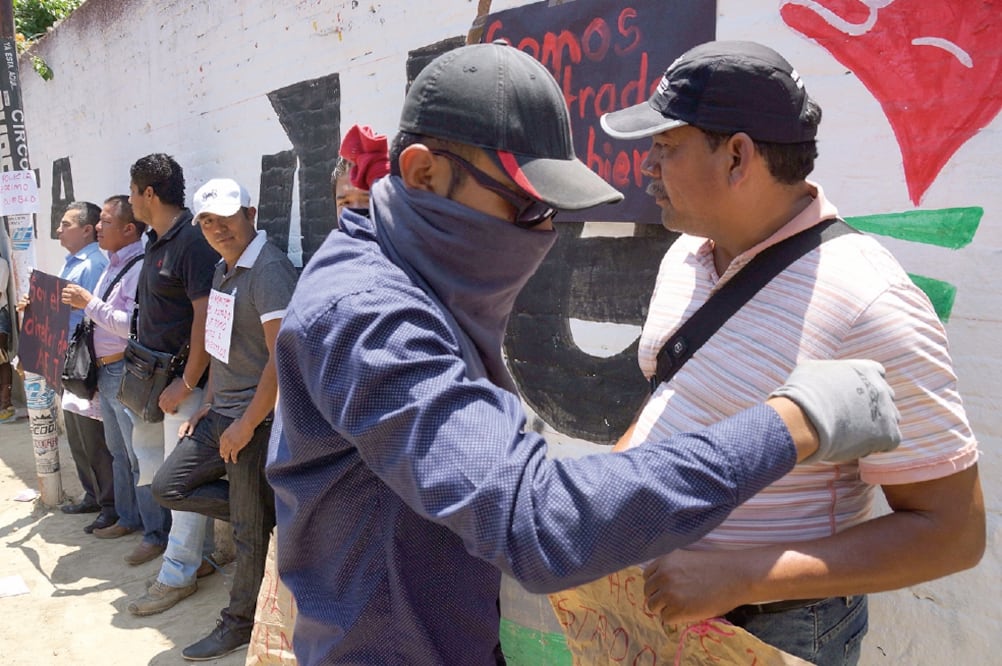 Maestros de la CNTE retuvieron a agentes estatales en Oaxaca, luego de que supuestamente los sorprendieron fotografiando sus protestas (EDWIN HERNANDEZ. EL UNIVERSAL)