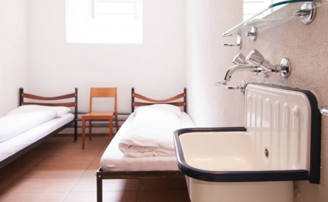 Cuenta con habitaciones que han sido ambientadas para emular el diseño de antiguas celdas. 