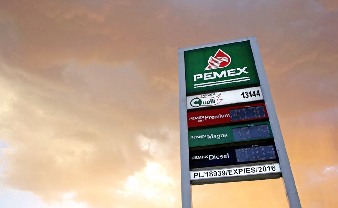 The Mexican peso weakened by more than half a percent against the dollar after the announcement, before recovering later on Friday - Photo: Daniel Becerril/Reuters