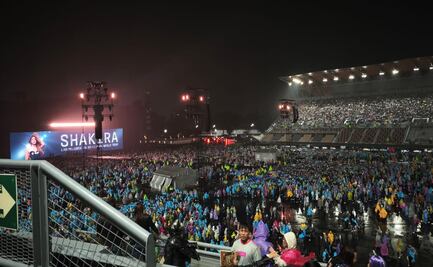 Lluvia en la CDMX retrasa concierto de Shakira; fans resisten 