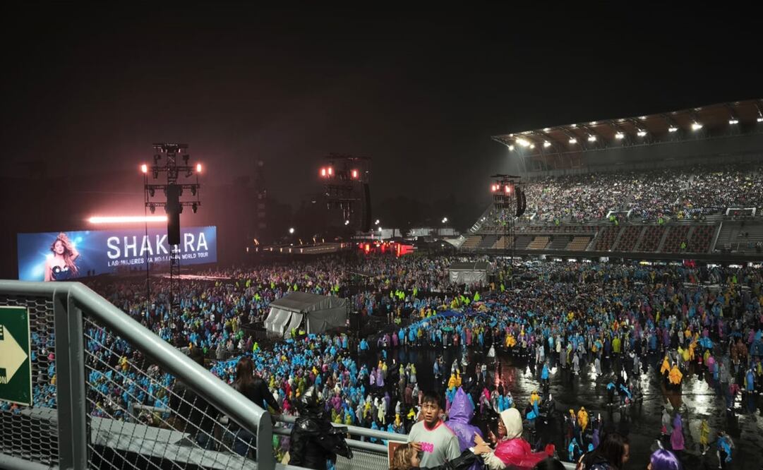Los fans de la colombiana fueron sorprendidos por la fuerte tormenta que cayó en la ciudad. Foto: Citlalli Luna/ EL UNIVERSAL