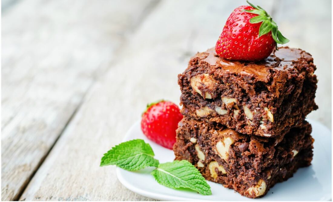 Brownie de chocolate con fresas foto: istock