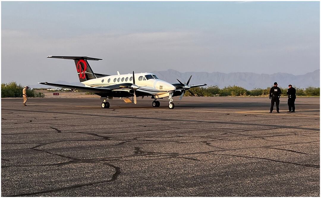 Fotografía donde se observa el avión privado donde fueron transportados Ismael "el Mayo" Zambada y Joaquín Guzmán López, en un aeropuerto privado este jueves, de Santa Teresa, Nuevo México (Estados Unidos). Foto: EFE