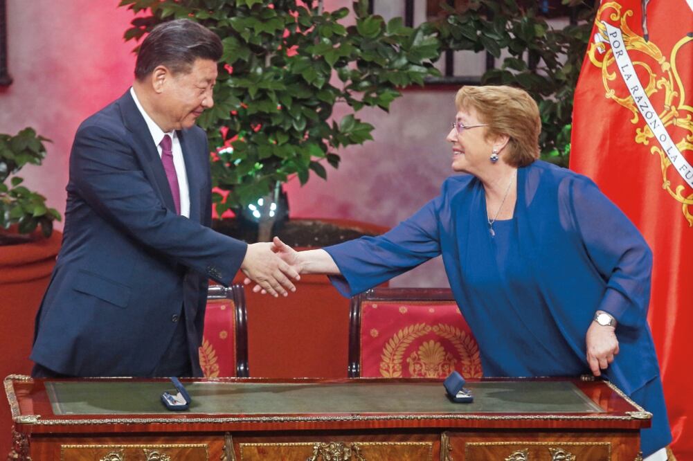 El presidente de China, Xi Jinping, se reunió con su similar de Chile, Michelle Bachelet, donde firmaron varios acuerdos bilaterales (ELVIS GONZALEZ. EFE)