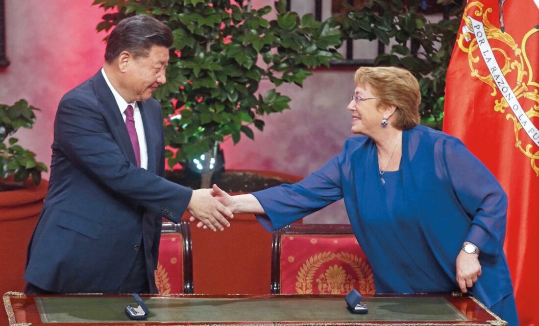 El presidente de China, Xi Jinping, se reunió con su similar de Chile, Michelle Bachelet, donde firmaron varios acuerdos bilaterales (ELVIS GONZALEZ. EFE)