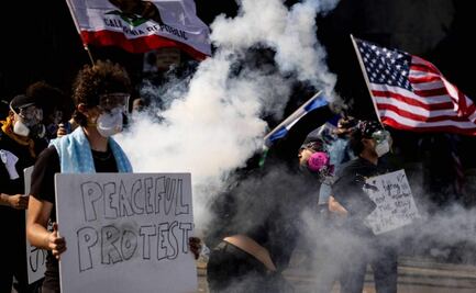 Marchan miles en el King’s Day en Los Ángeles; policía dispersa protesta con balas de goma