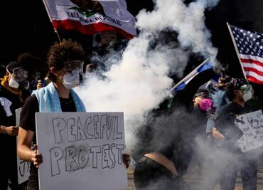 Marchan miles en el King’s Day en Los Ángeles; policía dispersa protesta con balas de goma