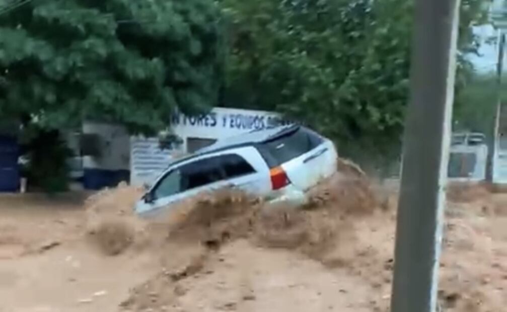 Tormentas en Nogales dejan 3 muertos: corrientes en calles arrastran personas y autos