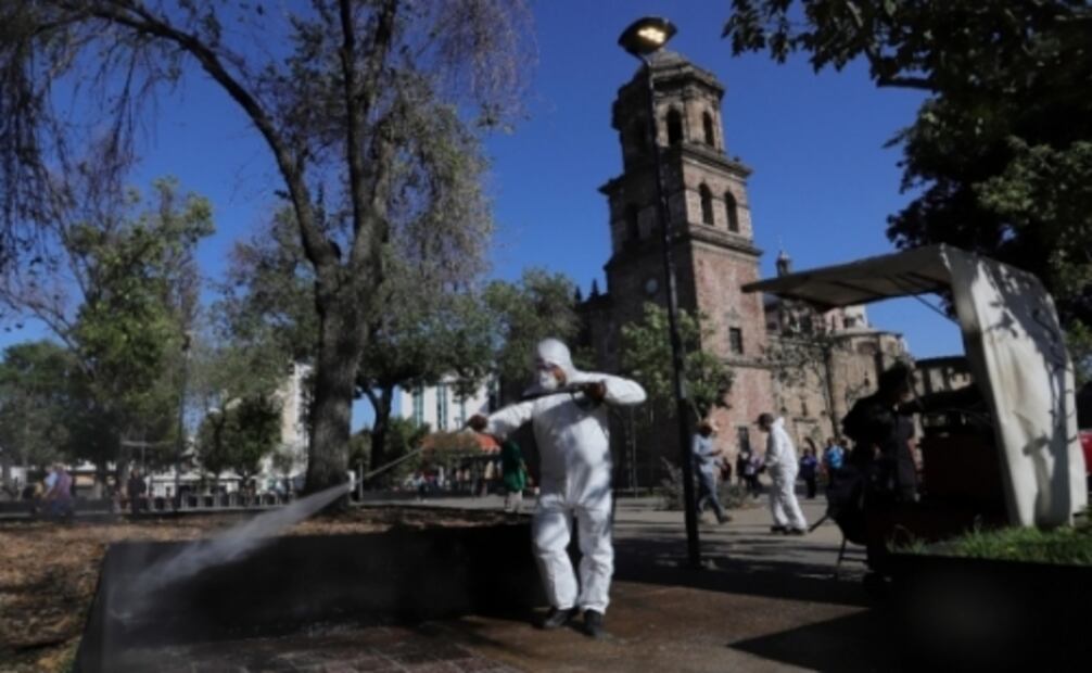 Así limpian las calles en Guadalajara por el coronavirus