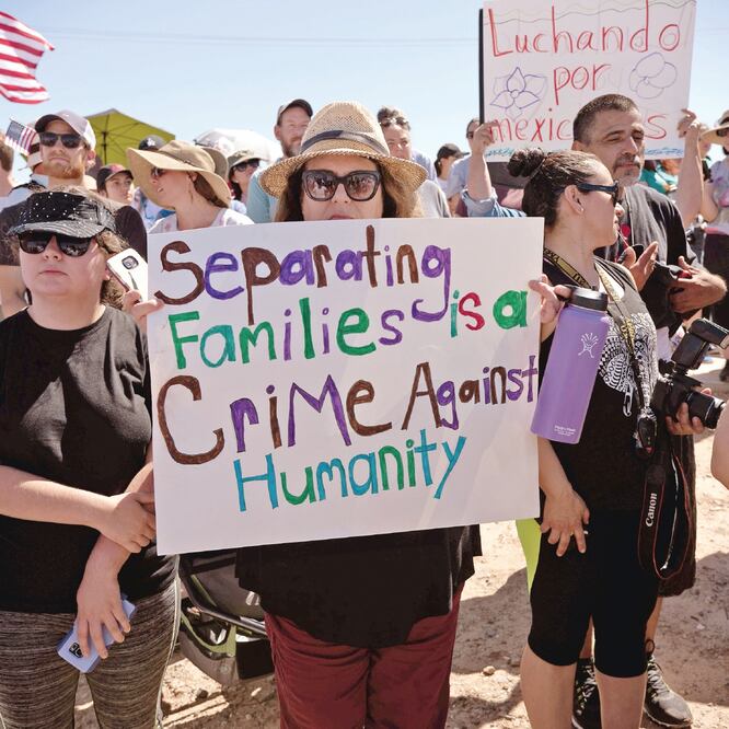 Manifestantes durante una protesta realizada en junio afuera del centro de detención de menores migrantes contra la política de separación de familias de la administración Trump. (ARCHIVO. REUTERS)