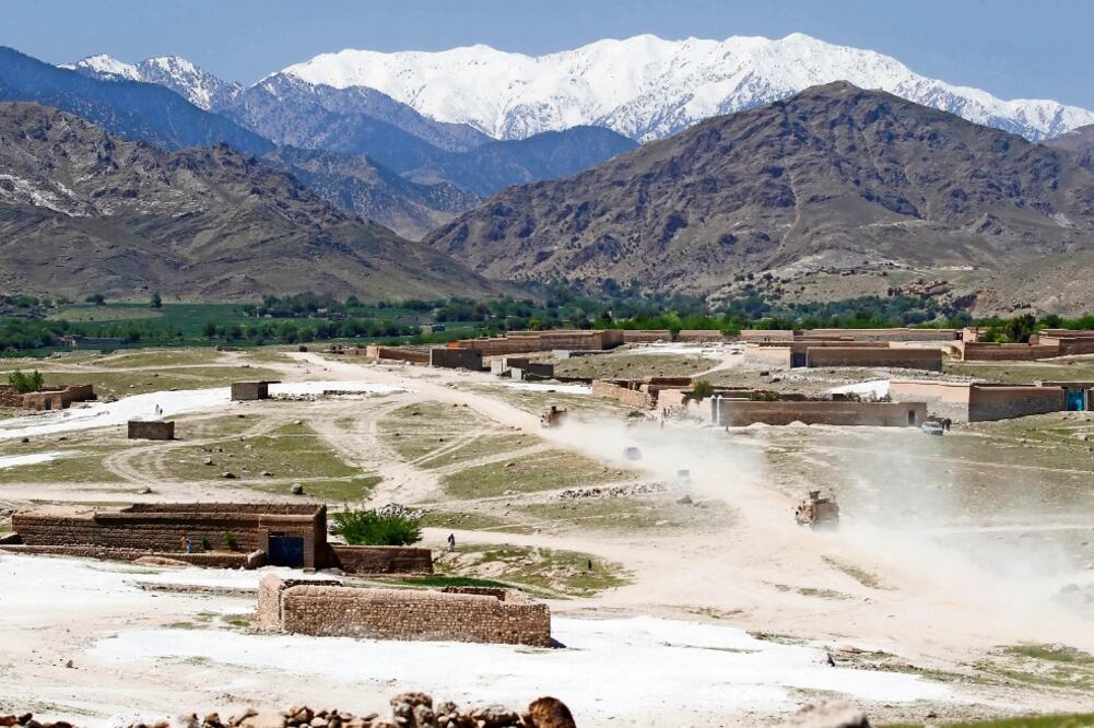 Un vehículo patrulla en la villa de Pandola, cerca del sitio en el que cayó la madre de todas las bombas lanzada por EU el jueves en el distrito de Achin (PARWIZ. REUTERS)