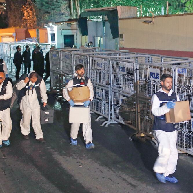 Forenses turcos abandonan el consulado saudita tras una nueva inspección, ayer en Estambul. (EMRAH GUREL. AP)