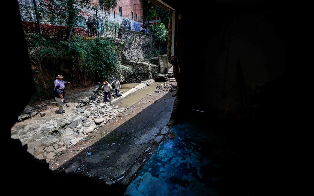 Trabajadores del Gobierno capitalino y de la alcaldía Magdalena Conteras siguen con la limpieza de la barranca La Coyotera, tras la tromba del pasado sábado, el 21 de julio de 2025. Foto: Diego Simón Sánchez/EL UNIVERSAL